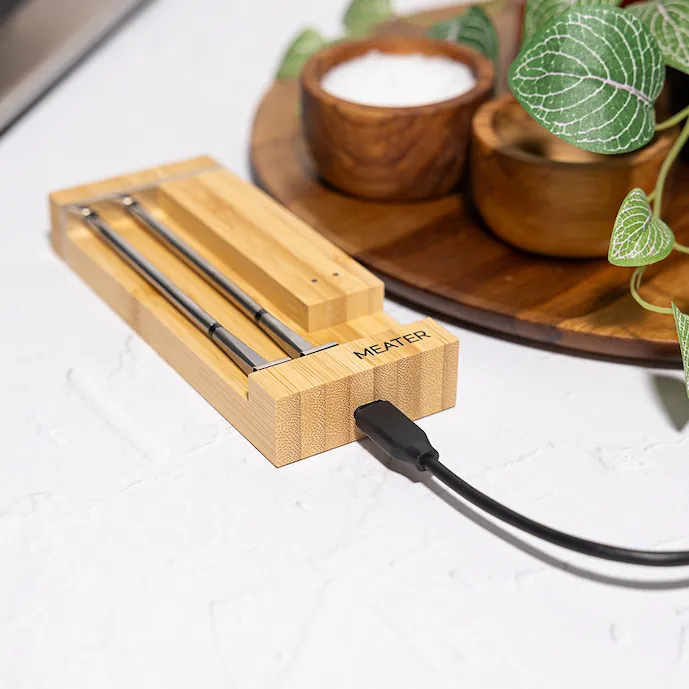 meater-fleischthermometer-mit-ladestation-und-ladekabel